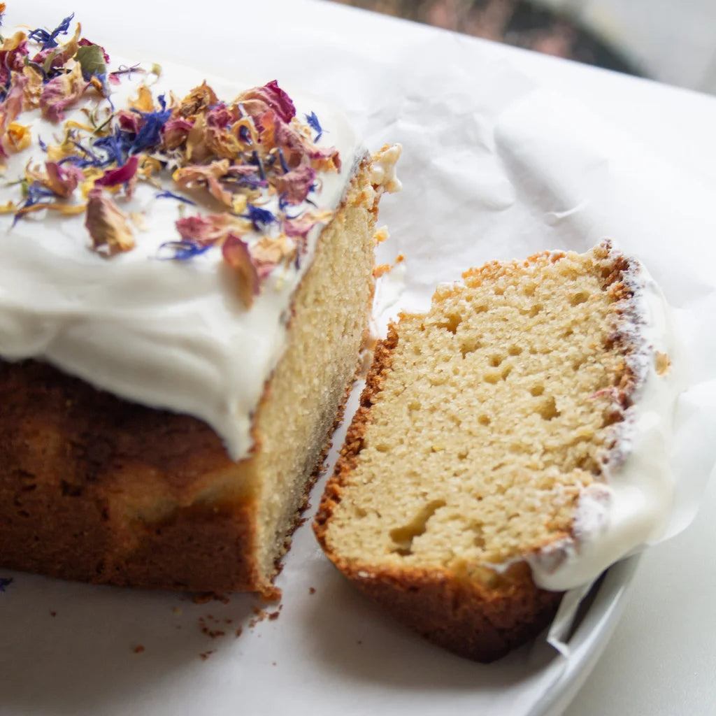 Zitronen-Kuchen mit Blüten Topping