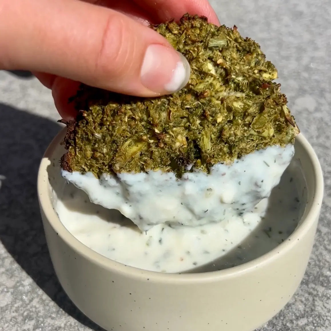 Brokkoli Puffer mit Kräuter Dip