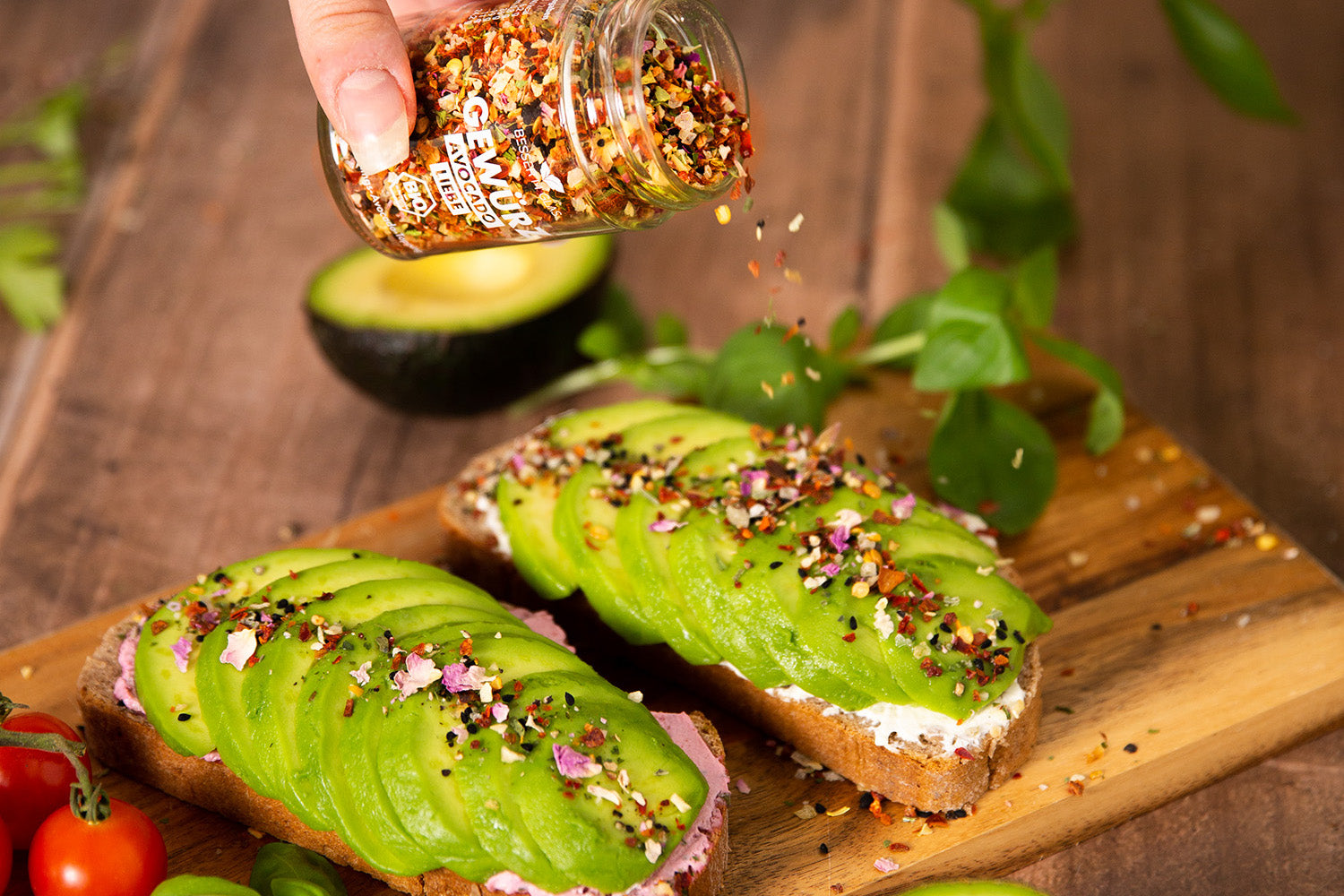 Avocado Liebe - Bio Gewürzmischung in Aktion. Schnell und einfach als Topping auf dein Avocado-Gericht