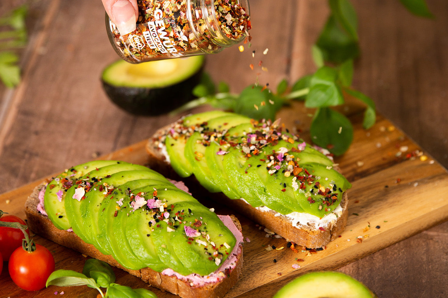 Besser im Glas Bio-Gewürzmischung Avocado Liebe in Aktion. Gestreut auf ein frisches und leckeres Avocado Frühstücks-Brot.
