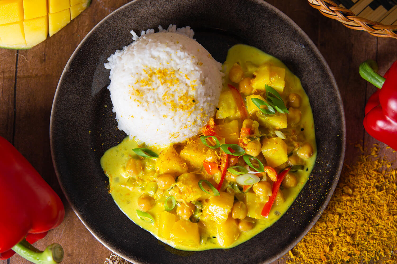 Kokos-Mango Curry Bio-Gewürz in Aktion. Angenehm scharfe Gewürz-Zutat für dein Curry-Gericht.
