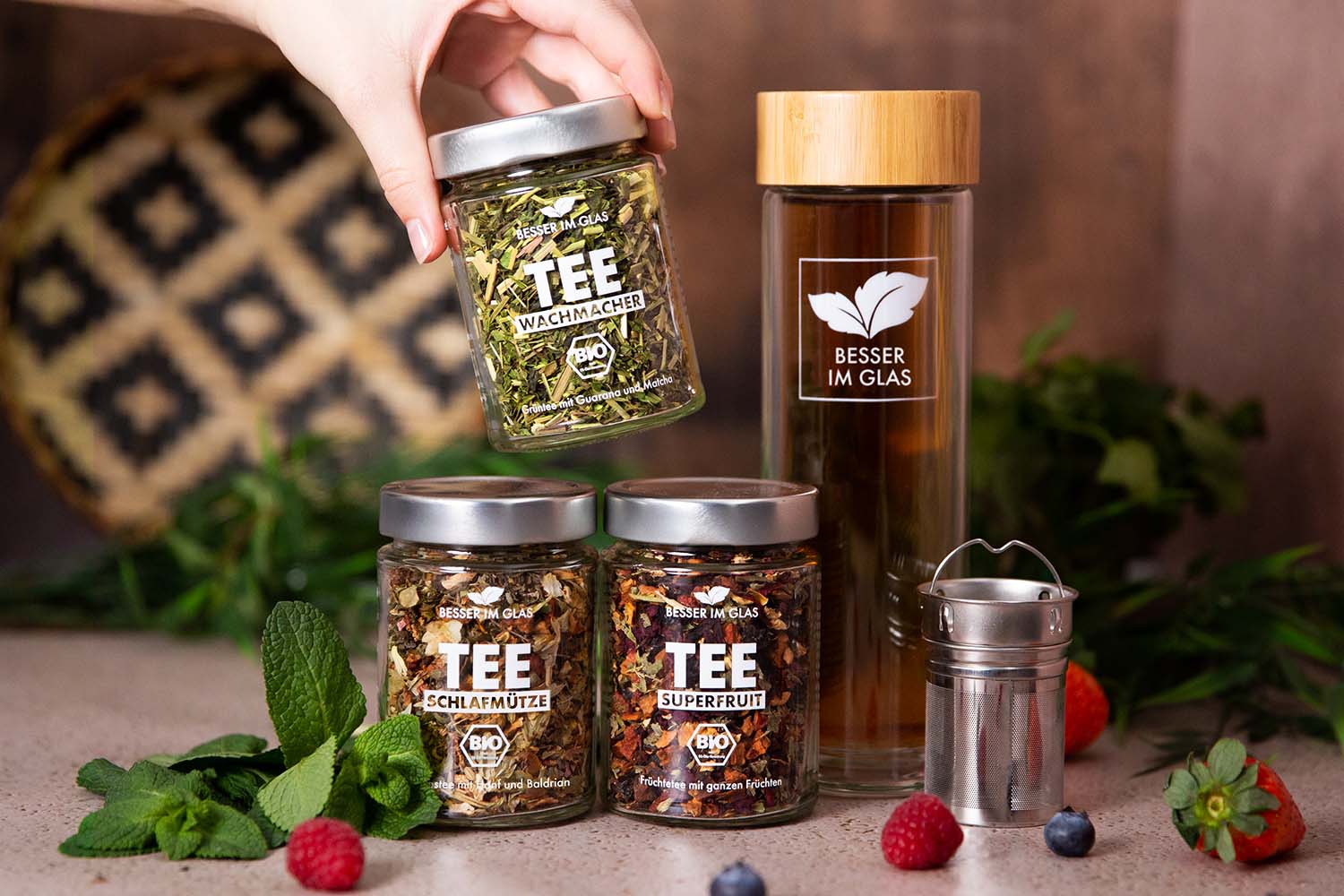 Lieblinge To Go Bio Tee Geschenkset von Besser im Glas. Inhalt: 400ml Glasflasche mit Teesieb, Wachmacher Grüntee, Schlafmütze Rooibostee, Superfruit Früchtetee.