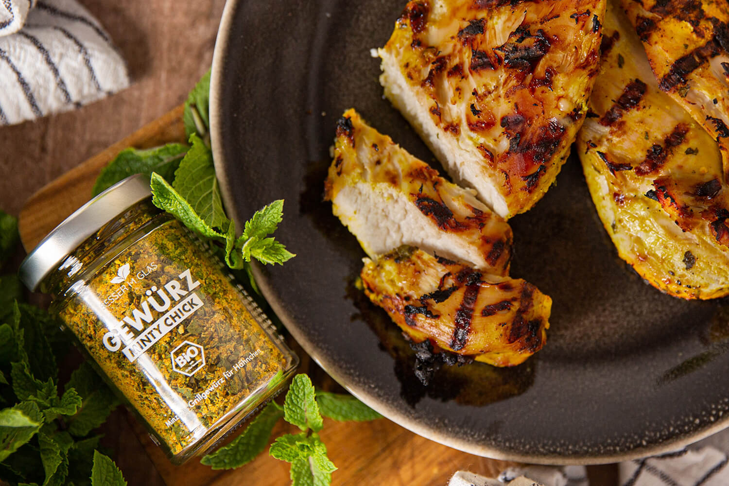 Minty Chick - Bio-Gewürzmischung in Aktion. Minziges Grillgewürz. Schnell und einfach zu deinem Steak dazu geben und einzigartigen Geschmack genießen.