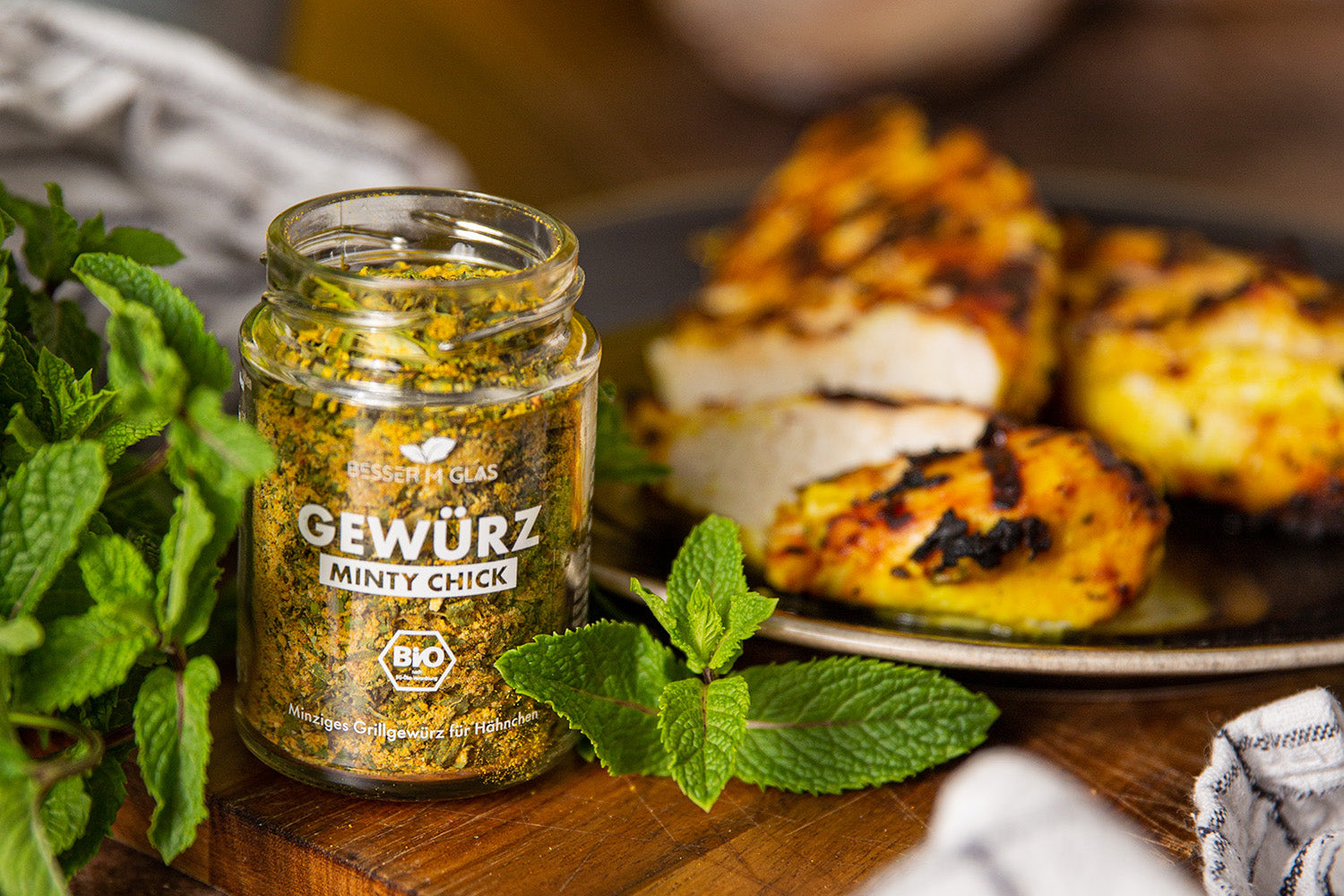 Minty Chick - Bio-Gewürzmischung in Aktion. Schnell und einfach zu deinem Steak hinzugeben und minzigen Grillgeschmack schmecken lassen.