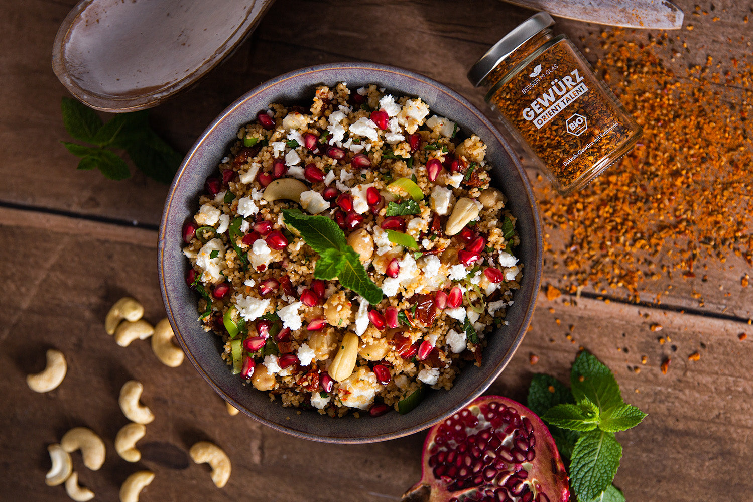 Orient Talent Bio-Gewürztopping in Aktion. Dukkah-Gewürz mit Erdmandel.