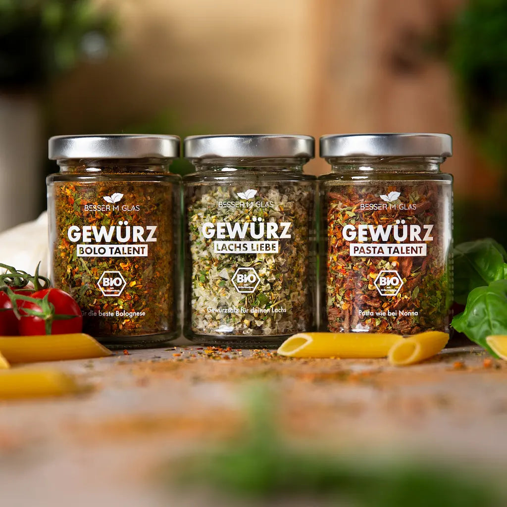 pastaset productfoto met 3 hoogwaardige biologische kruidenmengsels voor pastagerechten in een geschenkset van besser im glas