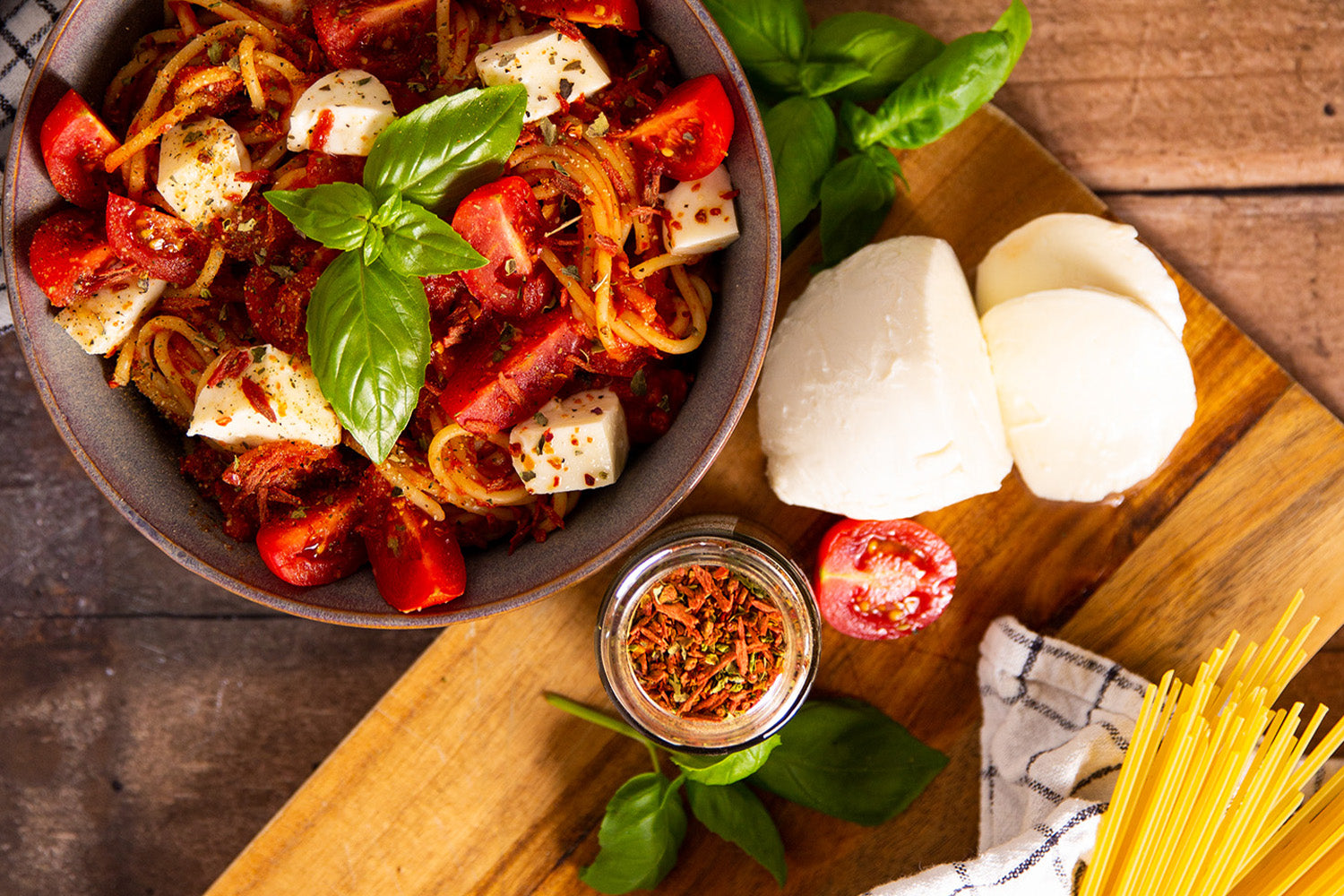 Pasta Talent Bio-Gewürzmischung in Aktion. Leckeres Gewürz für alle Pasta-Gericht im italienischen Stile.