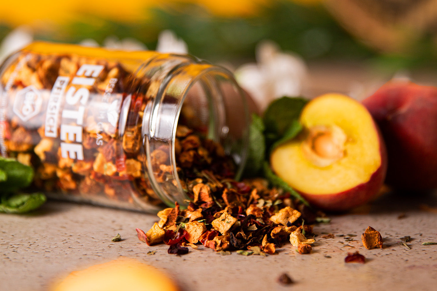 Bio Eistee pfirsich mit losen Fruchtstückchen. Lose im Glas und ohne Plastik verpackt.