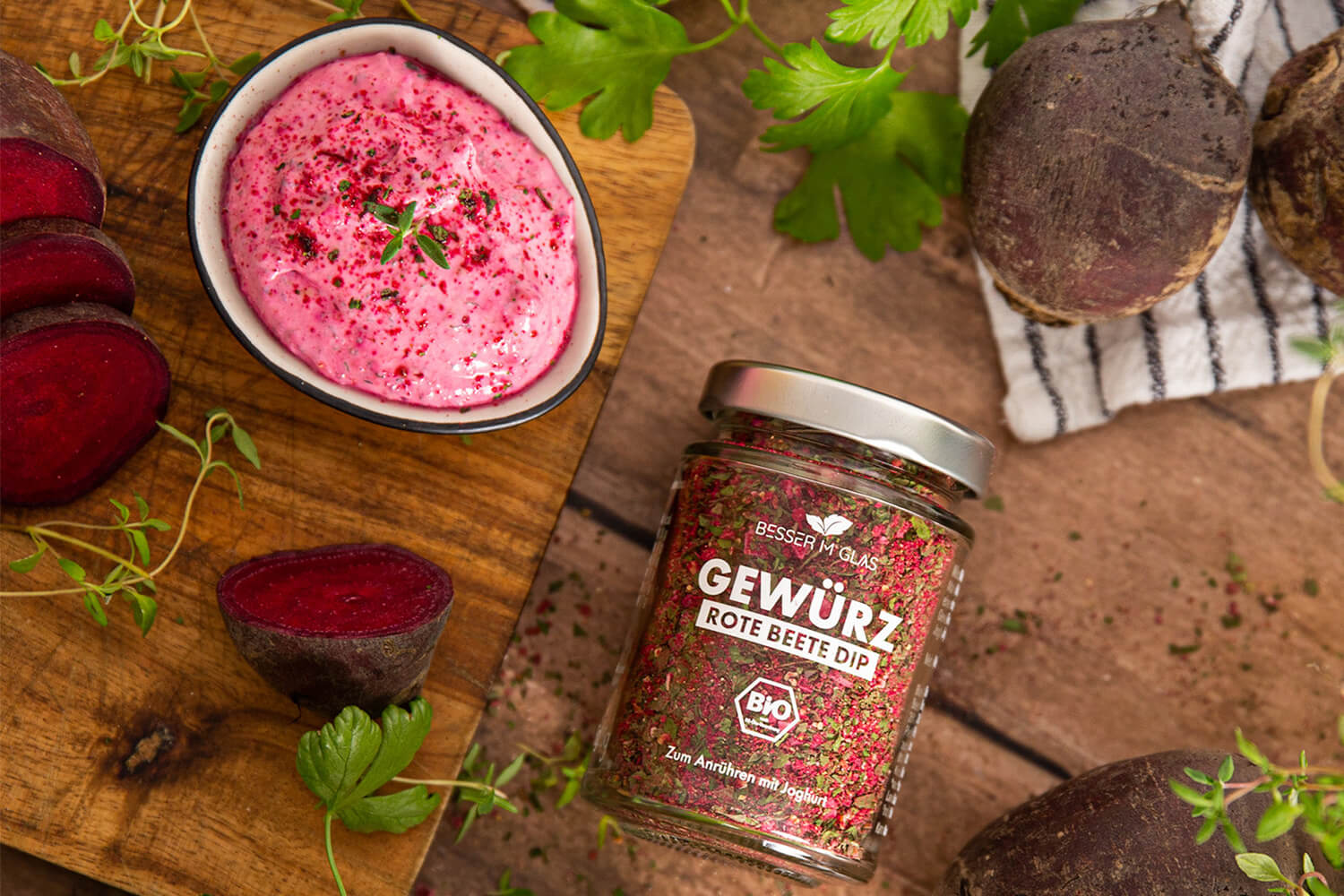 Rote Beete Dip - Bio-Gewürzmischung in Aktion. Einfach mit Joghurt anrühren und deinen leckeren selbstgemachten Dip genießen