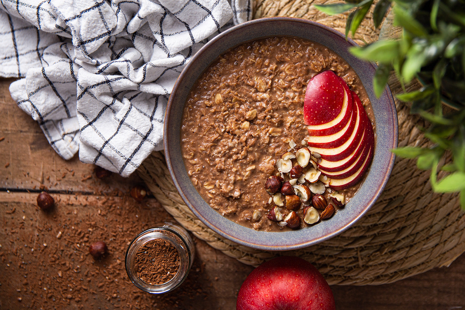 Schoki-Oats Bio-Gewürzmischung in Aktion. Perfekt Gewürz-Zutat für dein Haferflocken-Frühstück.