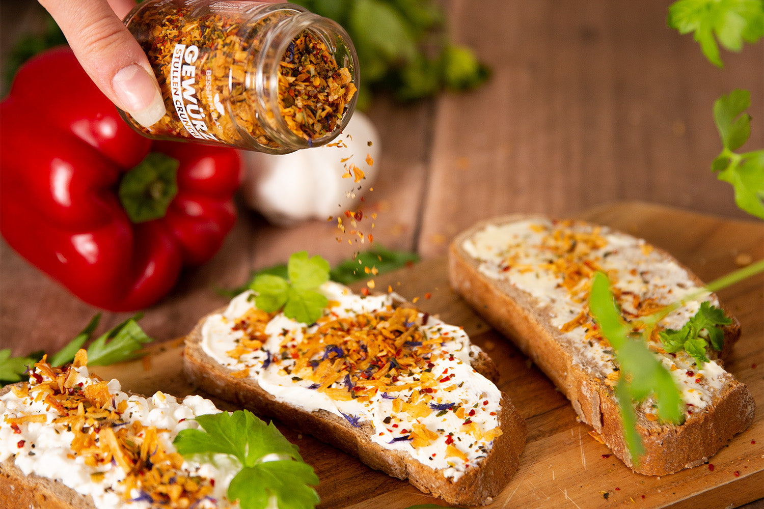 stullen Crunch - Bio-Gewürzmischung in Aktion. Schnelle, einfach und knusprige Gewürzzutat für jedes Brot-Gericht.
