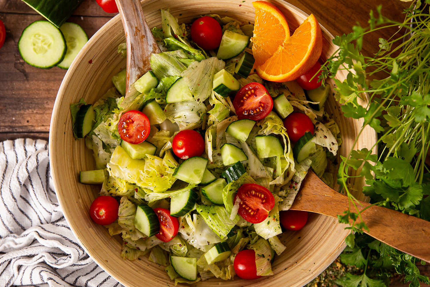 Sommersalat - Bio-Gewürzmischung in Aktion. Schnell und einfach. Zum Salat dazu geben und genießen.