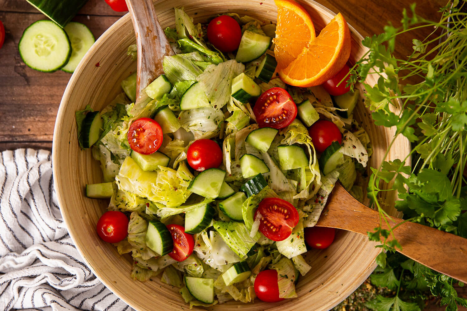 Sommersalat - Neue Bio-Gewürzmischung in Aktion. Schnell und einfach. Im Salat untermischen und leckeren Salat genießen