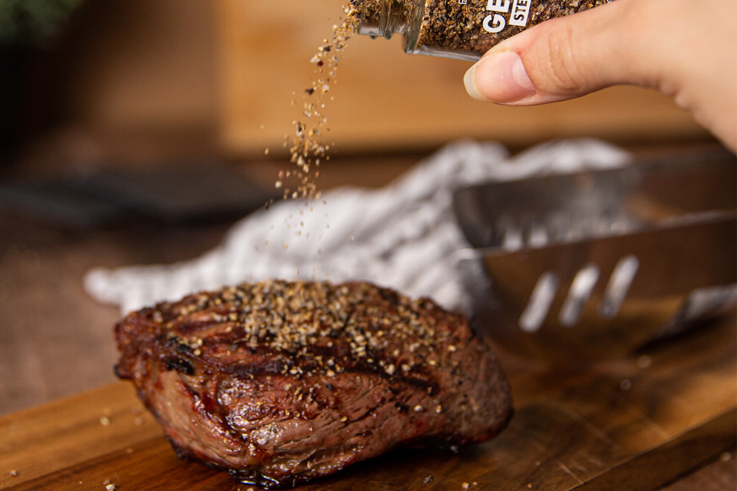 Steak Talent - Bio-Gewürzmischung von Besser im Glas in Aktion. Schnell und einfach dazugeben und leckeres Steak-Gericht genießen